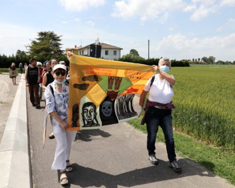 La camminata contro il terricidio è stata organizzata dalla Rete Appenninica Femminista e dalla Brigata Solidarietà Donne da Sasso Marconi ad Altedo, nel Bolognese (Foto: Giuditta Pellegrini)