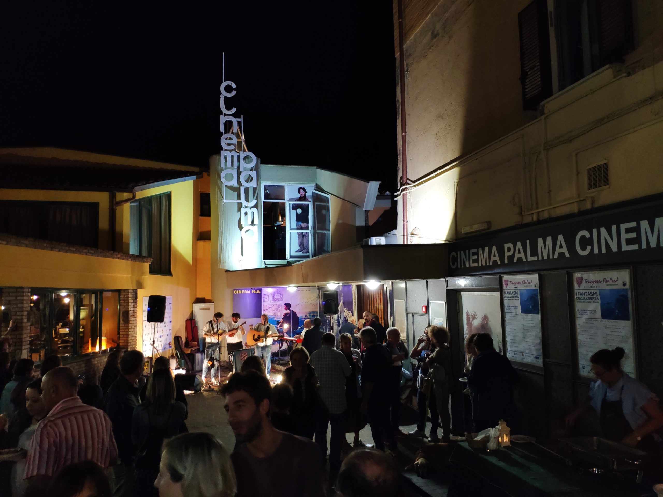 Persone riunite durante il Trevignano DocStories Festival