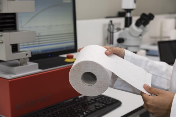 Un rotolo di carta prodotto in un laboratorio Körber Tissue