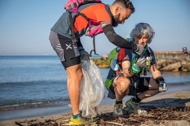 Il plogging è stato ideato da Roberto Cavallo (a destra nella foto) e unisce l’amore per la corsa alla sensibilità verso l’ambiente