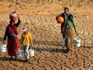 persone che portano acqua in territorio colpito da siccità