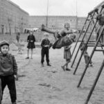 Bambini giocano a Stalinstadt, Germania Est, nei primi anni '60