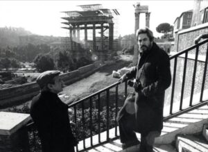 Antonio Cederna insieme all'architetto Italo Insolera al Foro Romano, 1981