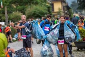 Un momento della raccolta. Foto: Stefano Jeantet)