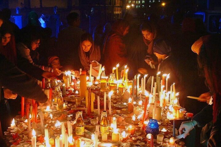 candele accese su un tavolo, un rituale collettivo