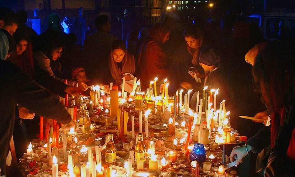 candele accese su un tavolo, un rituale collettivo