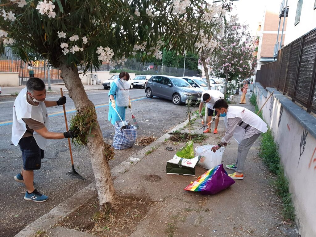 Alcuni volontari dell'associazione romana Daje de Alberi al lavoro per le strade della città