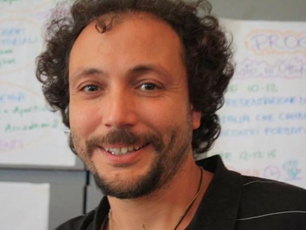 Daniel Tarozzi è giornalista, scrittore e documentarista. 