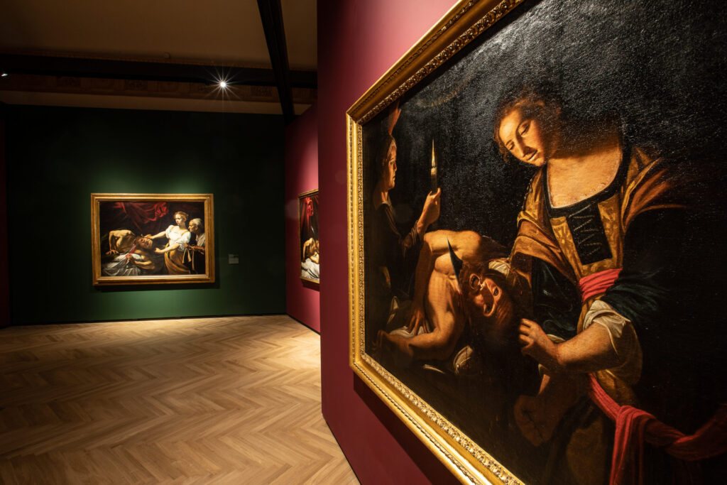 L'interno di una delle sale del Palazzo Barberini di Roma, con la mostra Caravaggio e Artemisia: la sfida di Giuditta. Violenza e seduzione nella pittura tra Cinquecento e Seicento