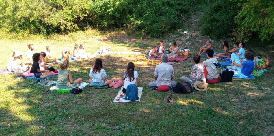 La comunità di un ecovillaggio, foto Italia Che Cambia