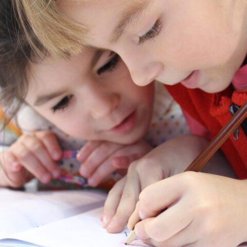 Due bambini che scrivono