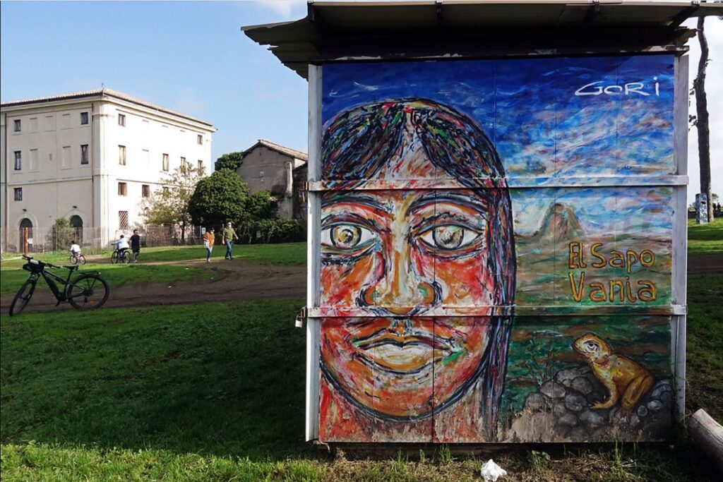 Alla Pineta Sacchetti di Roma, nei pressi della Casa del Parco. Un murale realizzato da Carlo Gori, nel quale racconta la storia di Vania Mancini e di “el sapo” Vania