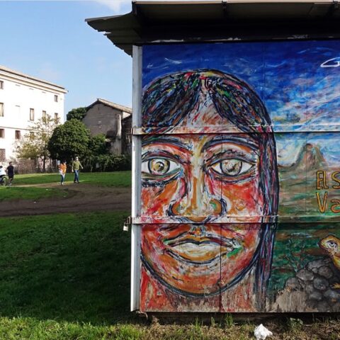 Alla Pineta Sacchetti di Roma, nei pressi della Casa del Parco. Un murale realizzato da Carlo Gori, nel quale racconta la storia di Vania Mancini e di “el sapo” Vania