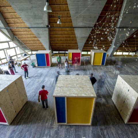 Un'immagine da un workshop di architettura e autocostruzione sostenibile, in uno degli spazi "rigenerati"