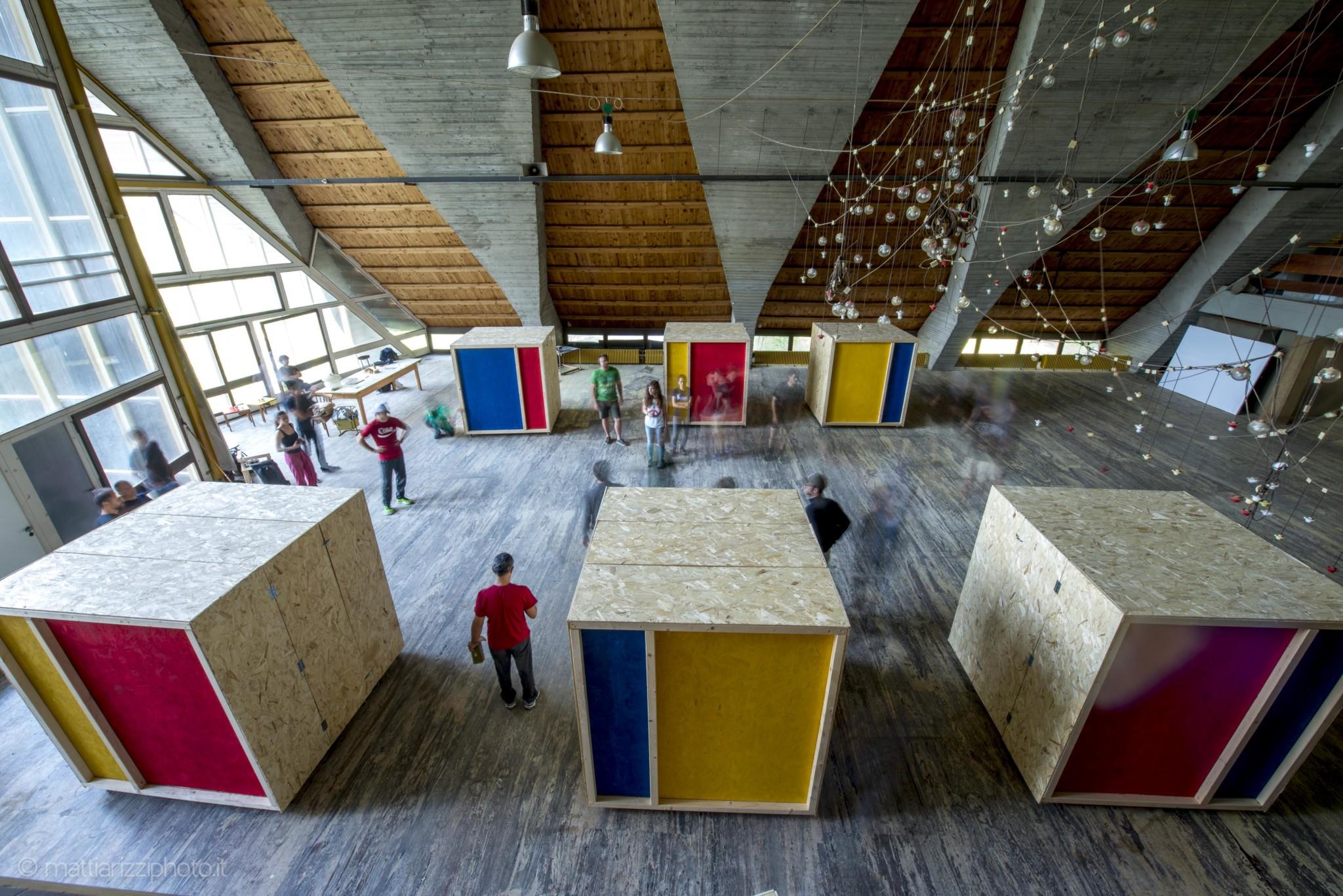 Un'immagine da un workshop di architettura e autocostruzione sostenibile, in uno degli spazi "rigenerati"