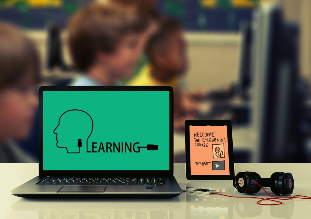 Lo schermo di un laptop e di un cellulare pronti per l'e-learning