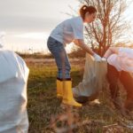 Due persone puliscono un'area pubblica