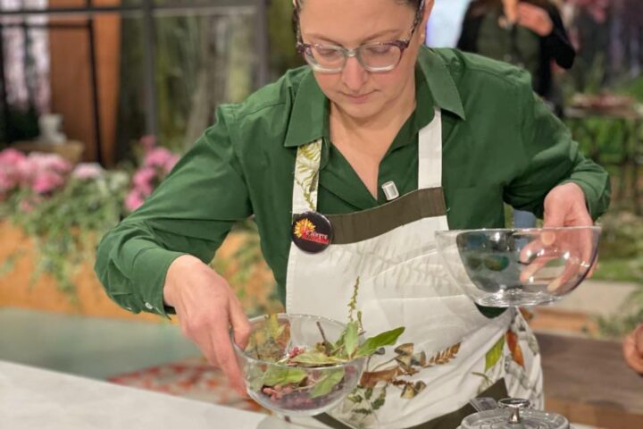 La chef Eleonora Matarrese, la "cuoca selvatica", mentre cucina in diretta per la trasmissione È sempre mezzogiorno di Rai Uno