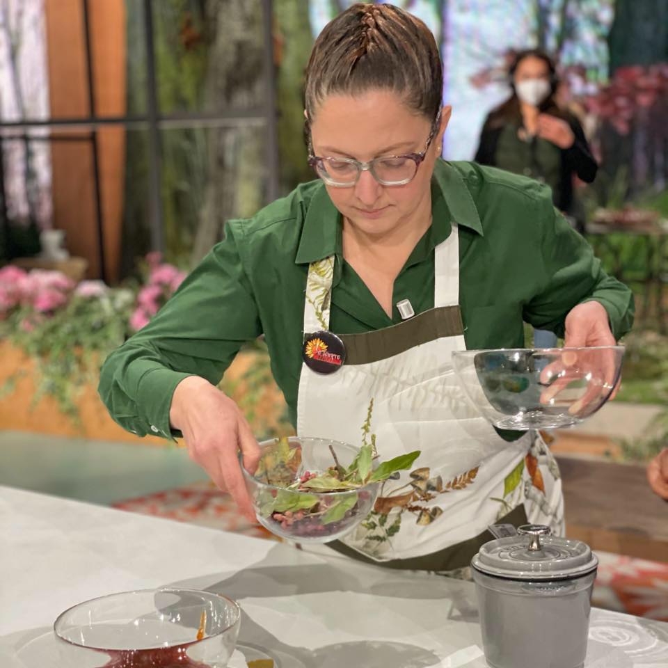 La chef Eleonora Matarrese, la "cuoca selvatica", mentre cucina in diretta per la trasmissione È sempre mezzogiorno di Rai Uno