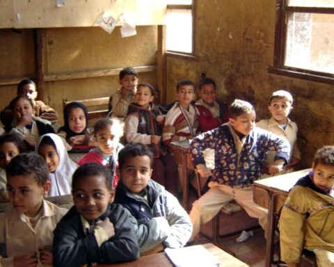 Un gruppo di bambini durante una lezione in una scuola egiziana