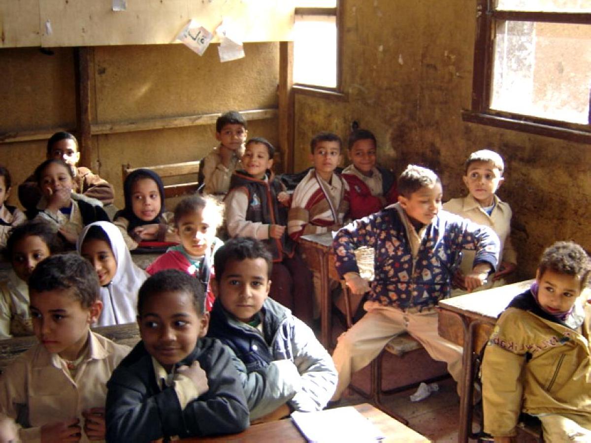 Un gruppo di bambini durante una lezione in una scuola egiziana