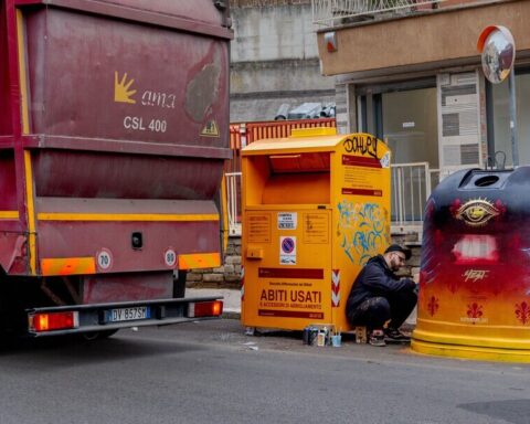 Un artista del progetto Gallerie arte urbana dipinge una campana del vetro