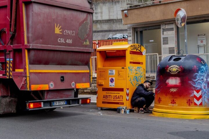 Un artista del progetto Gallerie arte urbana dipinge una campana del vetro