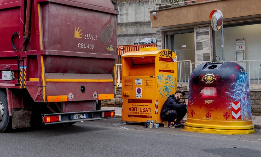 Un artista del progetto Gallerie arte urbana dipinge una campana del vetro