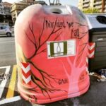 campana del vetro decorata dalla street artist Lola Poleggi