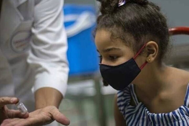 Una bambina cubana in procinto di ricevere la dose di vaccino. Nel paese caraibico il 97% dei bambini è già stato immunizzato