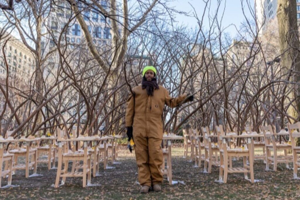 L'artista Hugh Hayden "in mezzo" alla sua opera, "Brier Patch", al Madison Square Park di New York