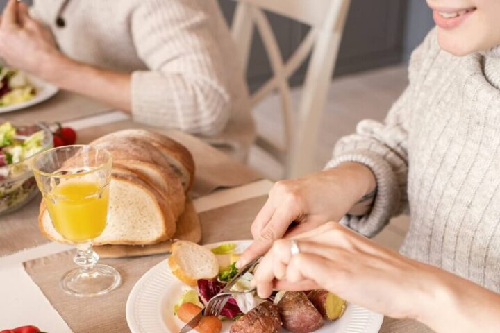 Due persone mangiano a tavola