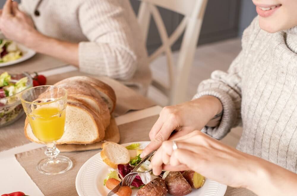 Due persone mangiano a tavola