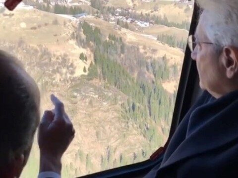 Lo sguardo di Sergio Mattarella sulle foreste del Bellunese colpite dalla foresta Vaia, durante un sorvolo nel marzo 2019