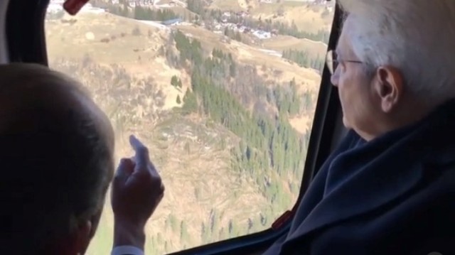 Lo sguardo di Sergio Mattarella sulle foreste del Bellunese colpite dalla foresta Vaia, durante un sorvolo nel marzo 2019