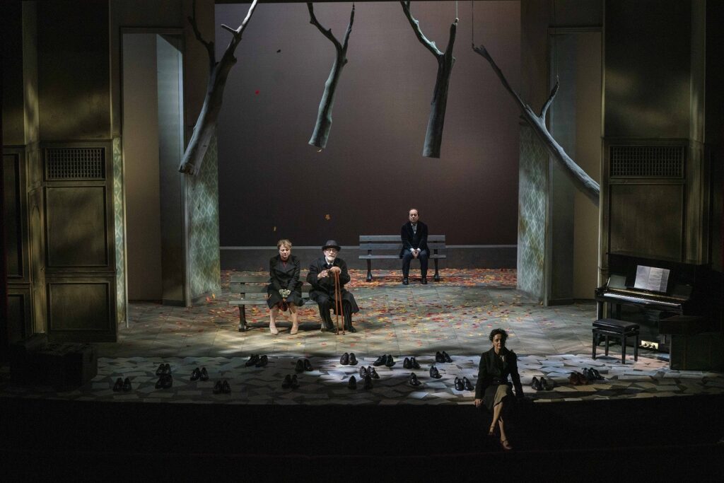 La scena di "Piazza degli eroi", di Thomas Bernhard, che abbiamo visto al Teatro Argentina di Roma