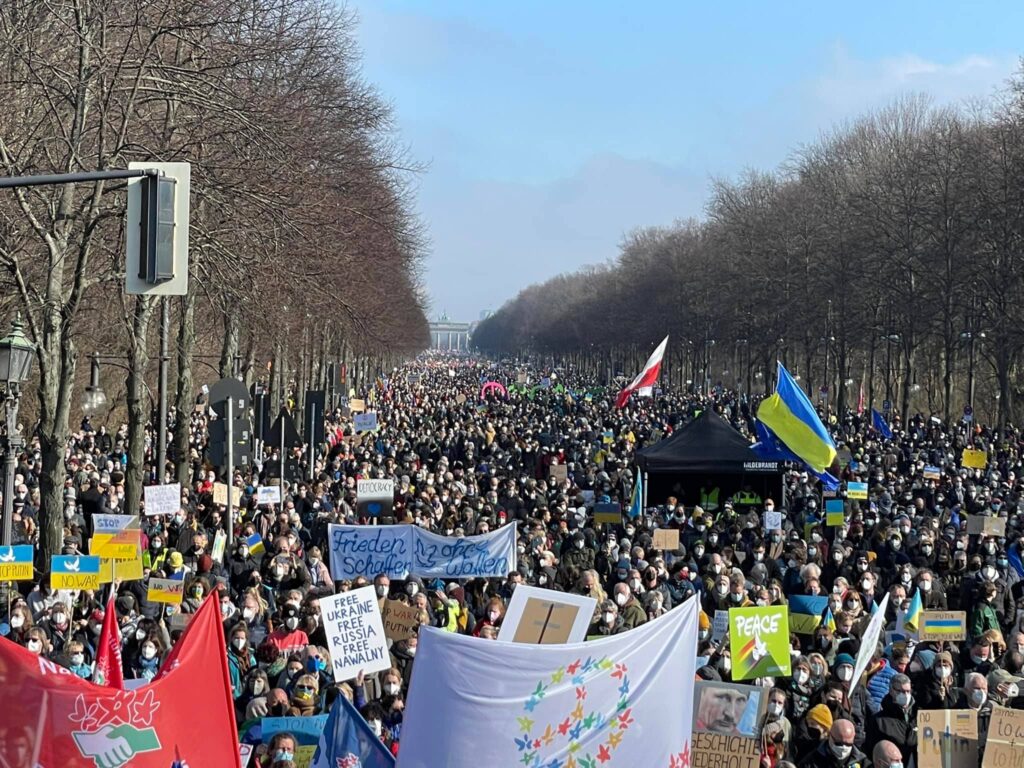 Un'immagine della manifestazione pacifista di domenica 27 febbraio a Berlino