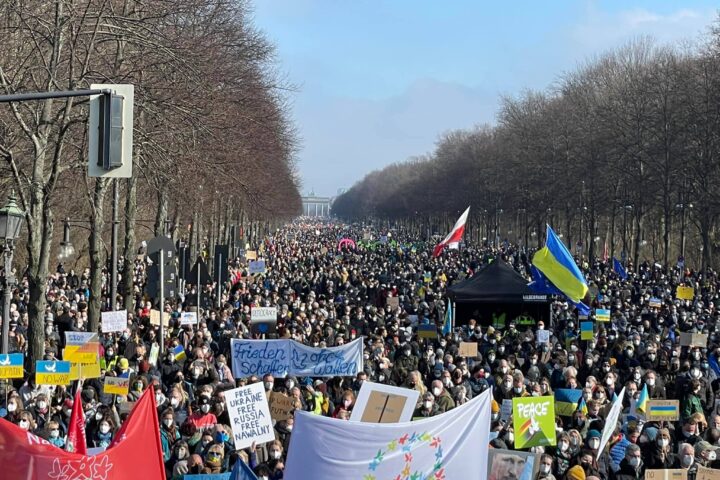 Un'immagine della manifestazione pacifista di domenica 27 febbraio a Berlino