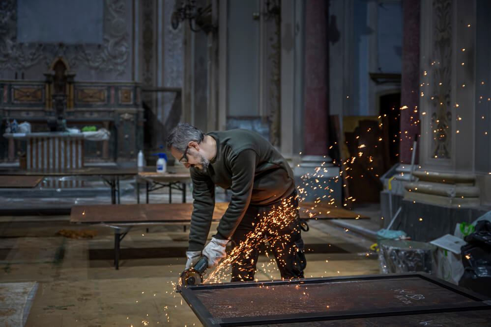 L'artista Gian Maria Tosatti, al lavoro sull'istallazione "Storia della notte e destino delle comete"