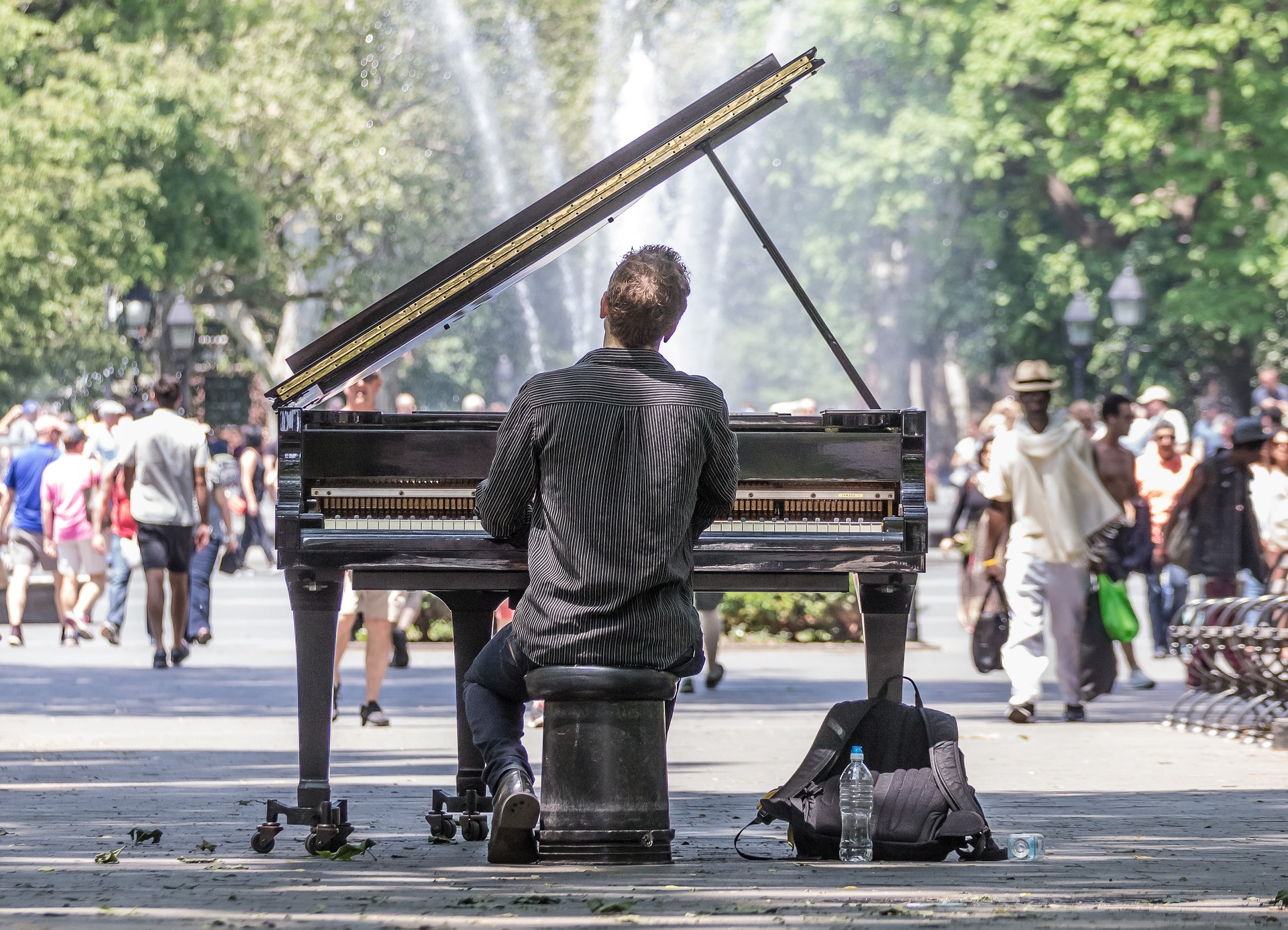 Un uomo suona il piano in strada a Manhattan