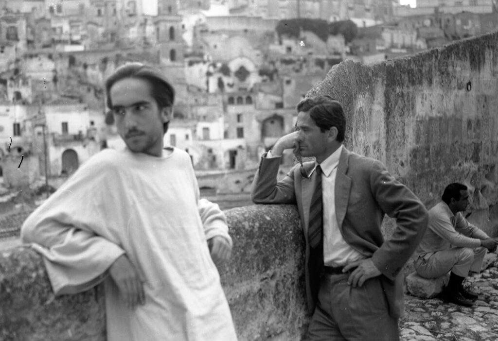 Pasolini a Matera, in un momento di pausa durante le riprese de "Il vangelo secondo Matteo" nel 1964 (Foto: Domenico Notarangelo, Wikipedia)