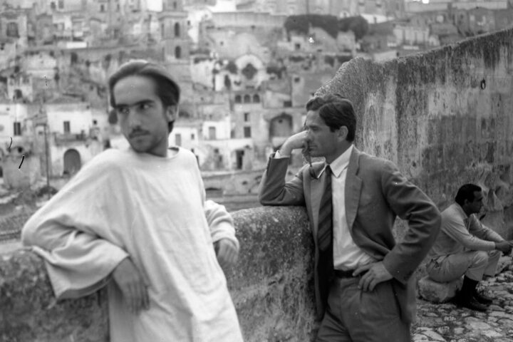 Pasolini a Matera, in un momento di pausa durante le riprese de "Il vangelo secondo Matteo" nel 1964 (Foto: Domenico Notarangelo, Wikipedia)