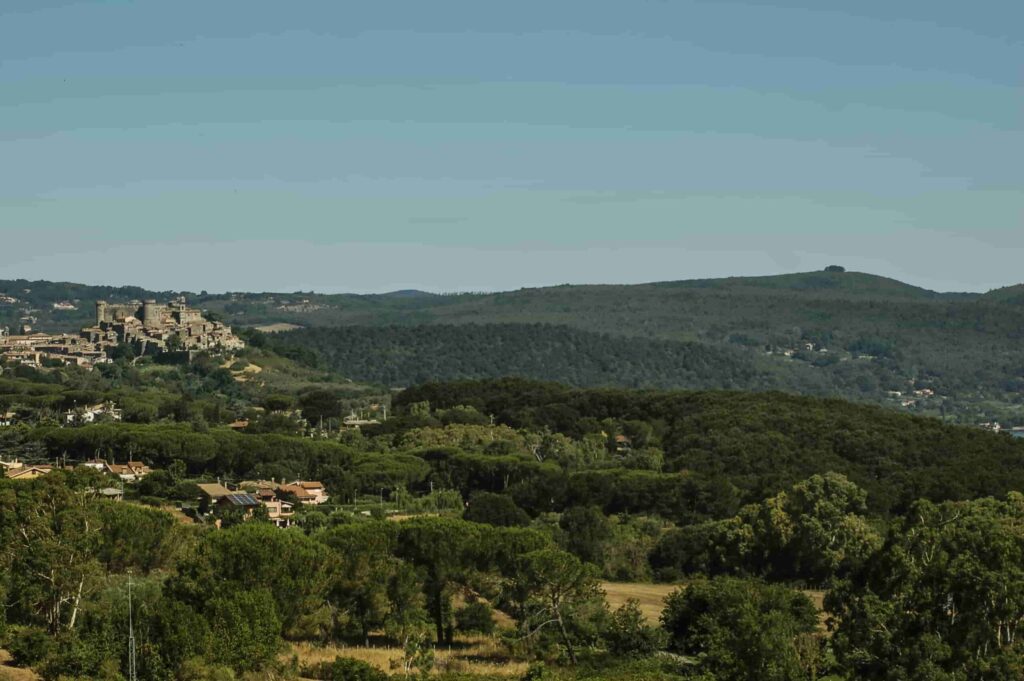 Paesaggio a Bracciano (Roma), 2017. Foto di Socrate Pontanari, Associazione fotocineamatori di Bracciano, "Il cammino dei vulcani", gennaio/febbraio 2022