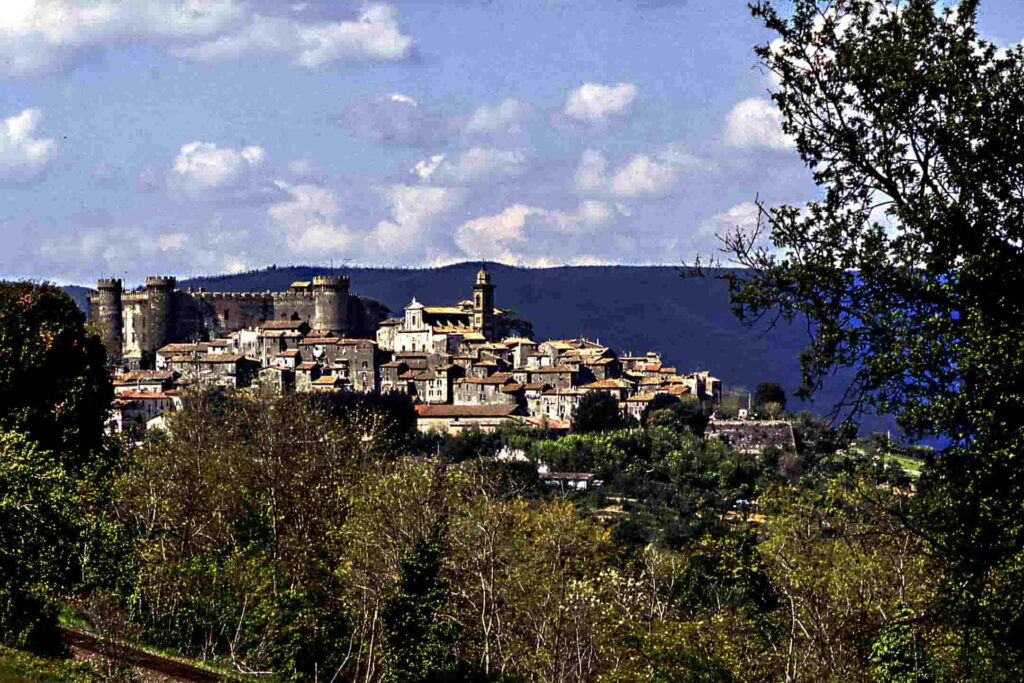 Vista di Bracciano (Roma), anni '90. Foto di Socrate Pontanari, Associazione fotocineamatori di Bracciano, "Il cammino dei vulcani", gennaio/febbraio 2022