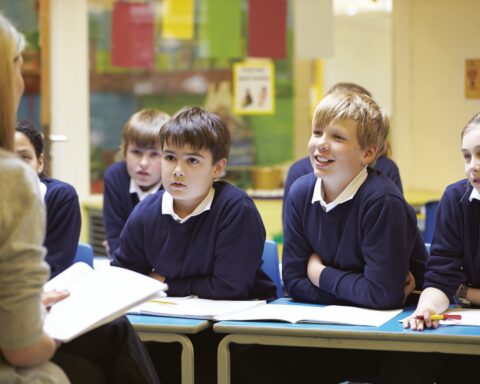 Un gruppo di bambini con un'insegnante in una scuola