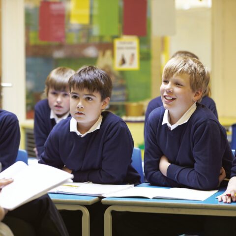 Un gruppo di bambini con un'insegnante in una scuola
