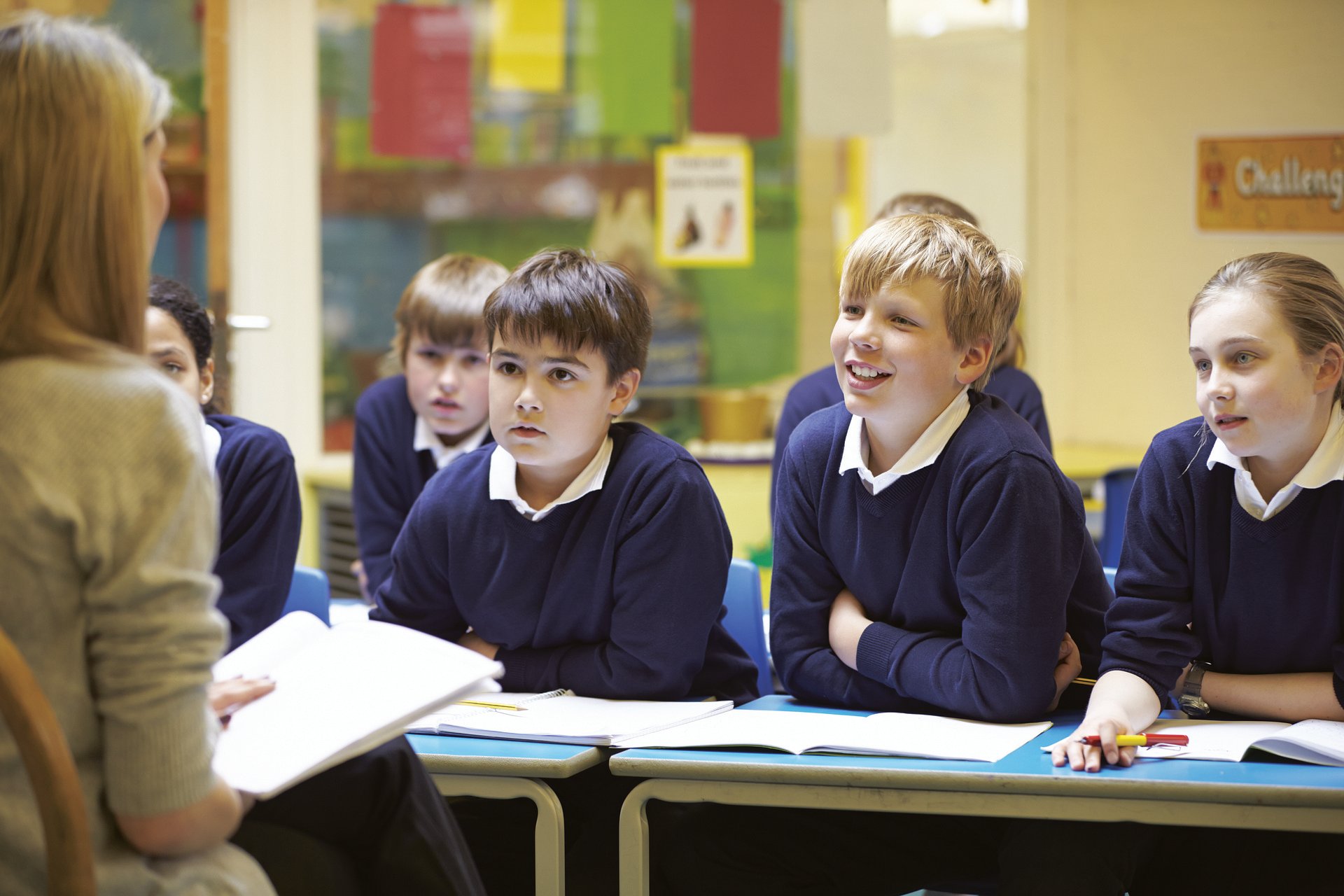 Un gruppo di bambini con un'insegnante in una scuola