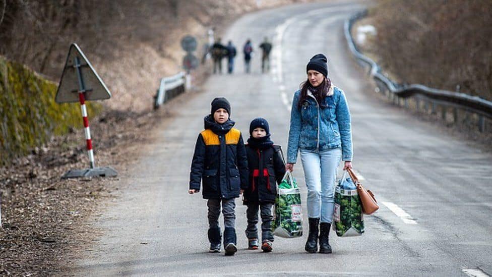 Profughi ucraini in fuga dalle città in guerra