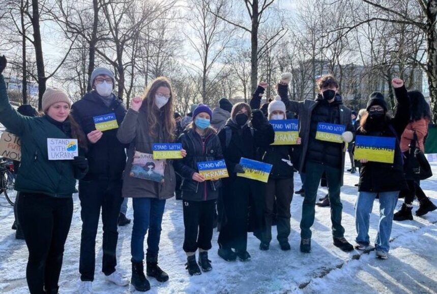 Greta Thumberg ha manifestato, insieme al gruppo di Fridays for future, subito dopo l'inizio della guerra davanti all'ambasciata russa