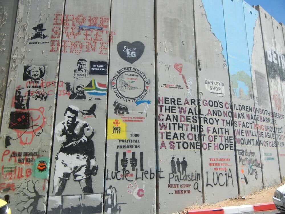 parte del muro di Gaza con opere di Street Art